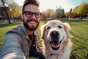 selfie de un hombre con un perro en el parque foto