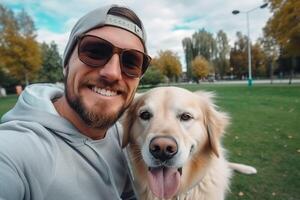 selfie de un hombre con un perro en el parque foto