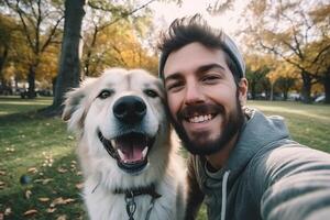 selfie de un hombre con un perro en el parque foto