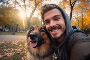 selfie de un hombre con un perro en el parque foto