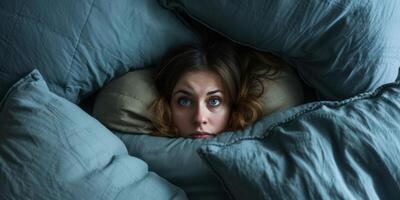 mujer despierta arriba entre almohadas foto