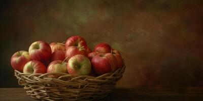 manzanas en una cesta en una mesa de madera foto