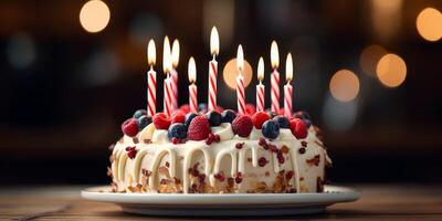 pastel con velas de cerca en un borroso antecedentes foto