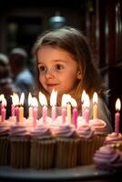 niña y cumpleaños pastel con velas foto