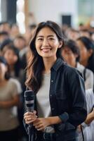 mujer con micrófono a público Hablando foto