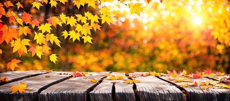 de madera mesa con otoño hojas alrededor el bordes en un desenfocado otoño antecedentes bandera foto