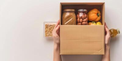 donando comida cajas a ayuda esos en necesitar foto