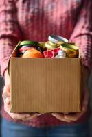 donando comida cajas a ayuda esos en necesitar foto