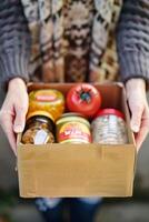 donando comida cajas a ayuda esos en necesitar foto