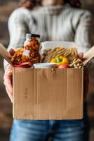 donando comida cajas a ayuda esos en necesitar foto