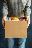 donando comida cajas a ayuda esos en necesitar foto