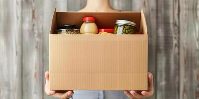 donando comida cajas a ayuda esos en necesitar foto