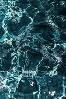 agua en el piscina de cerca foto