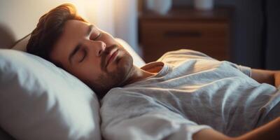 hombre dormido pacíficamente en cama foto