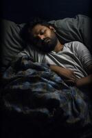 hombre dormido pacíficamente en cama foto