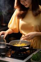 mujer cocinando en la cocina foto