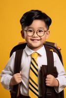 niño con mochila y libros espalda a colegio foto