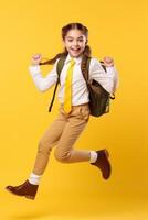 niño con mochila y libros espalda a colegio foto