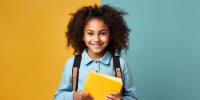 niño con mochila y libros espalda a colegio foto