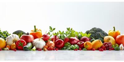 vegetales y frutas en un blanco antecedentes foto