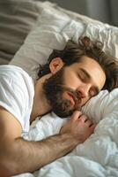 hombre durmiendo en la cama foto