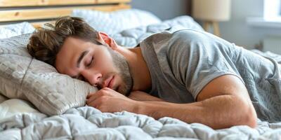 hombre durmiendo en la cama foto