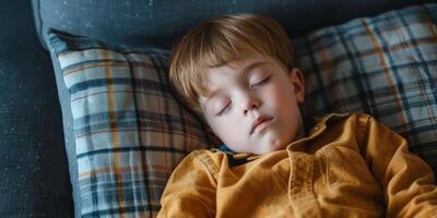 dormido niño en cama foto