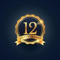 12mo aniversario celebracion Insignia etiqueta en dorado color vector