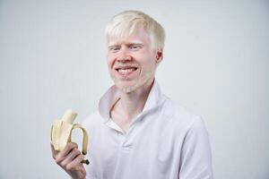 retrato de un albino hombre en estudio vestido camiseta aislado en un blanco antecedentes. anormal desviaciones raro apariencia foto