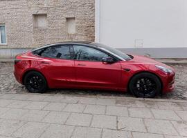 Lituania, Vilna, abril 4, 2024 - lujo eléctrico coche tesla foto