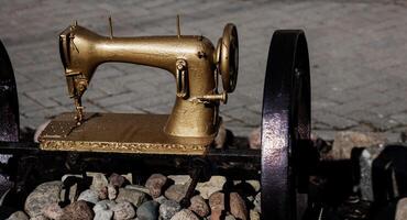 antiguo oxidado de coser máquina. foto