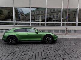 Lituania, Vilna, abril 4, 2024 - Porsche taycán estacionado en ciudad calles foto