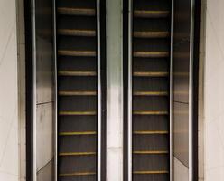 moderno escalera mecánica en metro foto