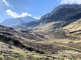un ver de el Escocia campo cerca el Glencoe montañas foto