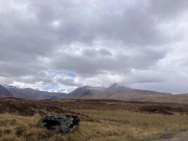 un ver de el Escocia campo cerca el Glencoe montañas foto