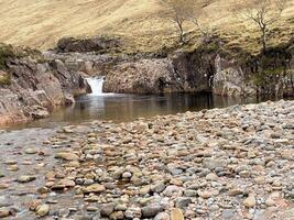 un ver de el Escocia campo cerca el Glencoe montañas foto