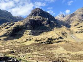 un ver de el Escocia campo cerca el Glencoe montañas foto