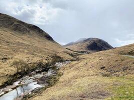 un ver de el Escocia campo cerca el Glencoe montañas foto