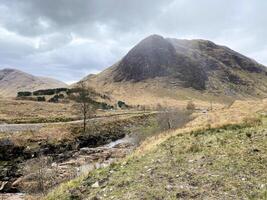 un ver de el Escocia campo cerca el Glencoe montañas foto