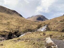 un ver de el Escocia campo cerca el Glencoe montañas foto