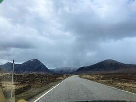 un ver de el Escocia campo cerca el Glencoe montañas foto