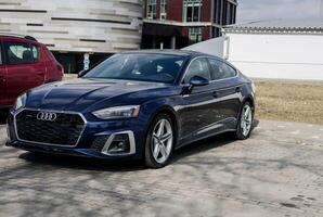 minsk, bielorrusia, abril dieciséis, 2024 - lujoso azul audi a5 foto
