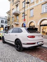 Lituania, Vilna, abril 11, 2024 - costoso bentley suv foto