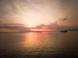 photography of beautiful views of sunlight on the ocean in the morning photo