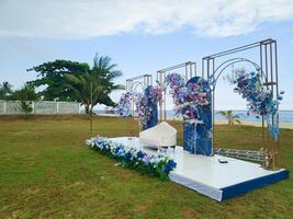 fotografía de Boda decoración en el playa con claro cielo foto