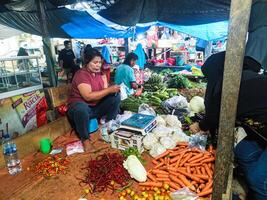 kuaro Kalimantan timur, Indonesia 27 abril 2024. fotografía de un vegetal vendedor de venta a un tradicional mercado foto