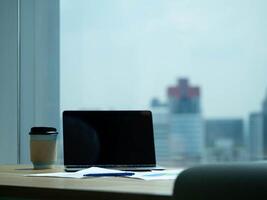 cuaderno computadora tecnología digital café taza papeleo tecnología negocio mesa ciudad urbano moderno lugar de trabajo Internet Copiar espacio tecnología jarra bebida inalámbrico lugar de trabajo escritorio de madera mesa conectar foto