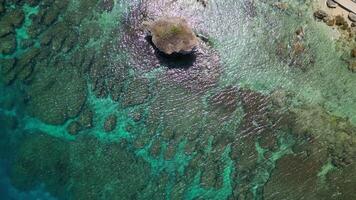 kust Drönare fångad havslandskap med jätte vas formad sten i taiwan ö video