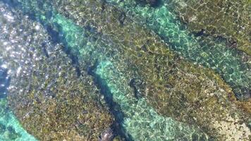 costero armonía, aéreo puntos de vista de Oceano ondas, cristal claro mar agua en Taiwán video