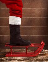 rojo trineo con el bota de Papa Noel claus foto